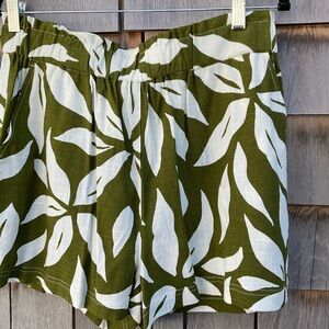 Leaf Print Women's Shorts in Olive Green